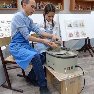 Гончарное ремесло богородск. Гончар геленджик сергей анатольевич керамика. Изделия из глины на гончарном круге. Гончарное искусство. Ручная лепка из глины.